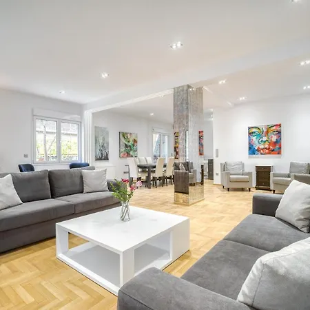 Stunning 180m2 4 Bedroom 3 Bathroom, Sleeps 10 Guests Appartamento Atene