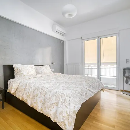 Stunning 180m2 4 Bedroom 3 Bathroom, Sleeps 10 Guests *