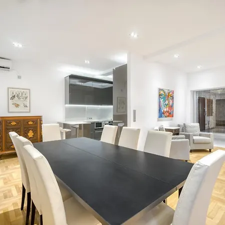 Stunning 180m2 4 Bedroom 3 Bathroom, Sleeps 10 Guests Appartamento