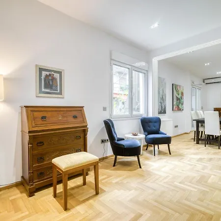 Stunning 180m2 4 Bedroom 3 Bathroom, Sleeps 10 Guests