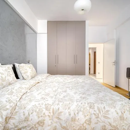 Stunning 180m2 4 Bedroom 3 Bathroom, Sleeps 10 Guests