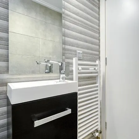 Stunning 180m2 4 Bedroom 3 Bathroom, Sleeps 10 Guests *