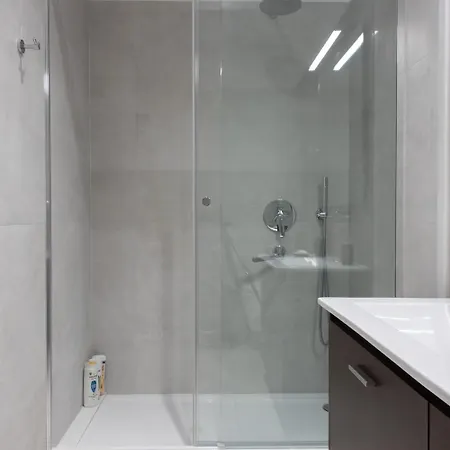 Stunning 180m2 4 Bedroom 3 Bathroom, Sleeps 10 Guests *